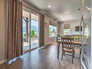 Smart TV, fireplace, DVD player - Modern Marina's Edge Condo - Pool, Spas (Manson)