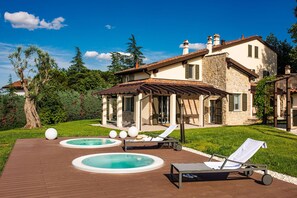 Outdoor spa tub - LA PERGOLA HOLIDAY HOME (Varignana)