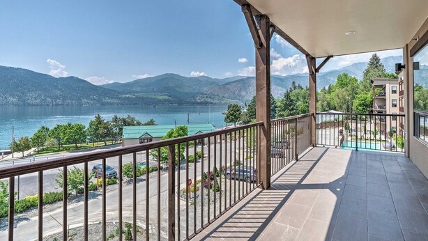 A balcony with a view of a lake and mountains. - Epic Views of Lake Chelan, Modern Condo, Pool, Spa (Manson)