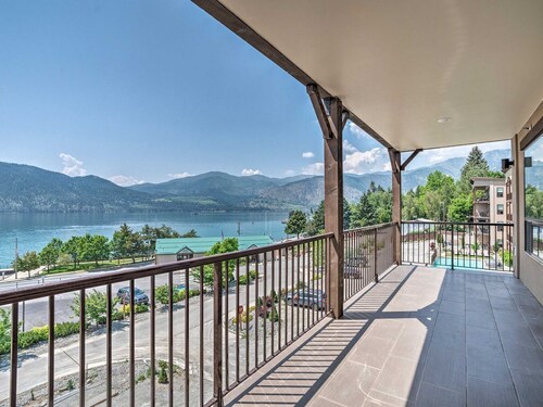 Epic Views of Lake Chelan, Modern Condo, Pool, Spa