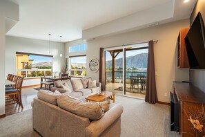 Smart TV, fireplace, DVD player