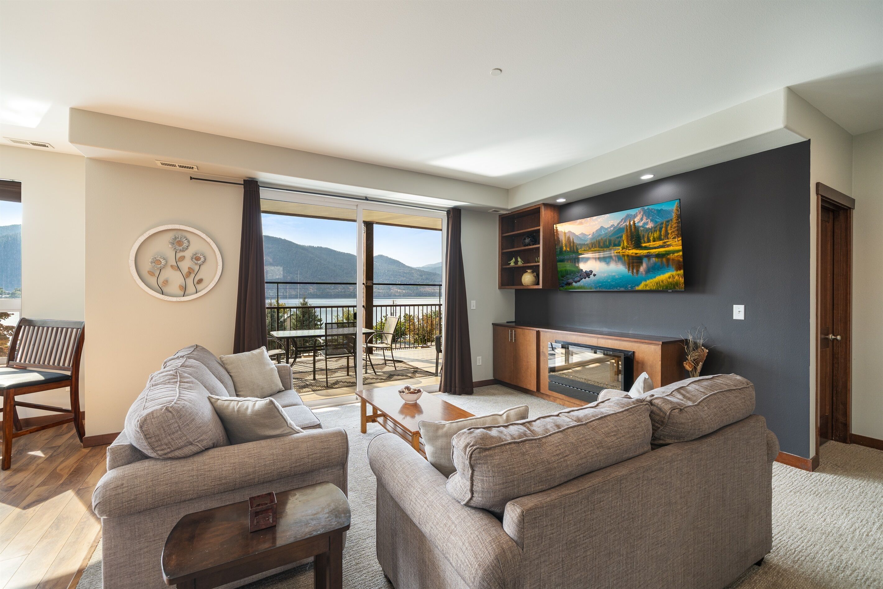 Smart-tv, een open haard en een dvd-speler