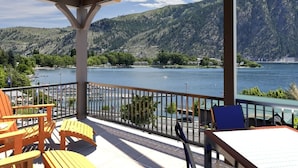 Un balcone con vista su un lago e montagne.