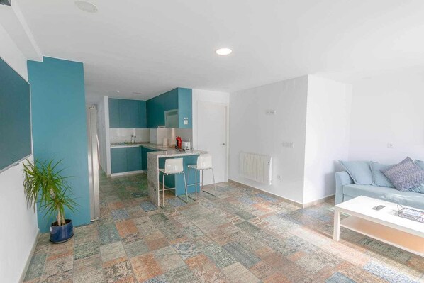 A modern apartment with a kitchen, a dining area, and a living room. - Suncastle Lovely Attic! (Alicante/Alacant)