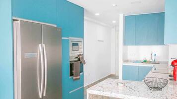 Réfrigérateur, micro-ondes, four, lave-vaisselle