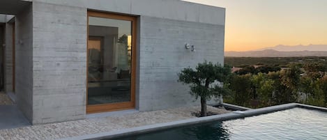 حمّام سباحة خارجي، حمّام سباحة مُدفَّأ