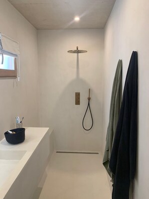 Douche, sèche-cheveux, serviettes fournies
