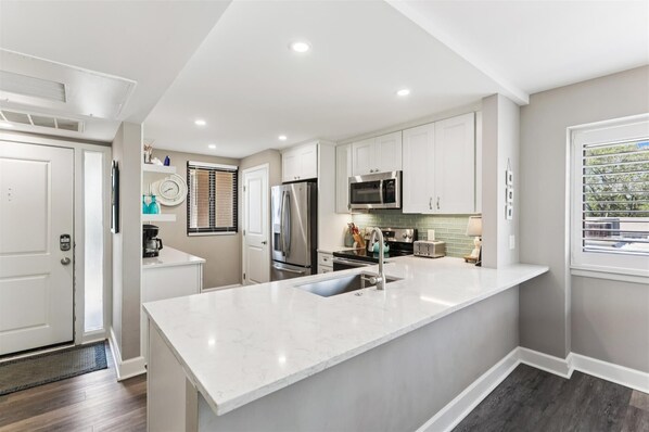 Refrigerador, microondas, horno y lavavajillas 