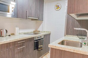 Fridge, oven, dishwasher, coffee/tea maker