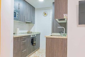 Fridge, oven, dishwasher, coffee/tea maker