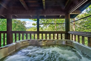 Outdoor spa tub - Large 3Bed 3Bath with Views!  Minutes to Attractions!  Fall dates available!  (Pigeon Forge)