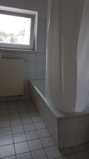 Ensemble douche/baignoire, serviettes fournies