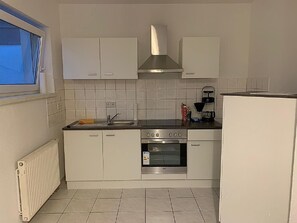 Cafetière/bouilloire, batterie de cuisine, vaisselle et ustensiles