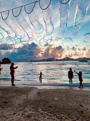 Beach nearby, white sand, beach bar - OSoleil Guesthouse (La Digue)