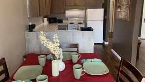 House (Cozy 2-bedroom home in Fresno) | Private kitchen | Coffee/tea maker, fridge, microwave, dishwasher - Cozy 2-bedroom Home in Fresno (Fresno)