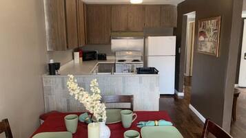 Rumah (Cozy 2-bedroom home in Fresno) | Dapur pribadi | Lemari es, microwave, mesin pencuci piring, dan mesin pembuat kopi/teh