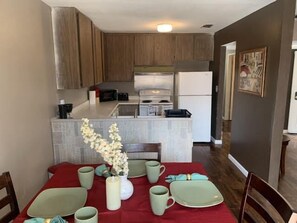 House (Cozy 2-bedroom home in Fresno) | Dapur peribadi | Peti sejuk, ketuhar gelombang mikro, mesin basuh pinggan mangkuk 