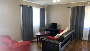 House (Cozy 2-bedroom home in Fresno) | Living room | TV - Cozy 2-bedroom Home in Fresno (Fresno)