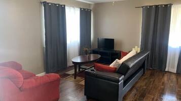 Rumah (Cozy 2-bedroom home in Fresno) | Ruang keluarga | TV