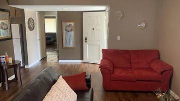 Rumah (Cozy 2-bedroom home in Fresno) | Ruang keluarga | TV