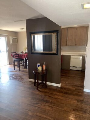 House (Cozy 2-bedroom home in Fresno) | Living room | TV - Cozy 2-bedroom Home in Fresno (Fresno)