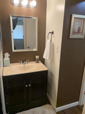 House (Cozy 2-bedroom home in Fresno) | Bilik Mandi