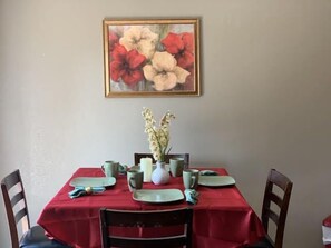 하우스 (Cozy 2-bedroom home in Fresno) | 전용 주방 | 냉장고, 전자레인지, 식기 세척기, 커피/티 메이커