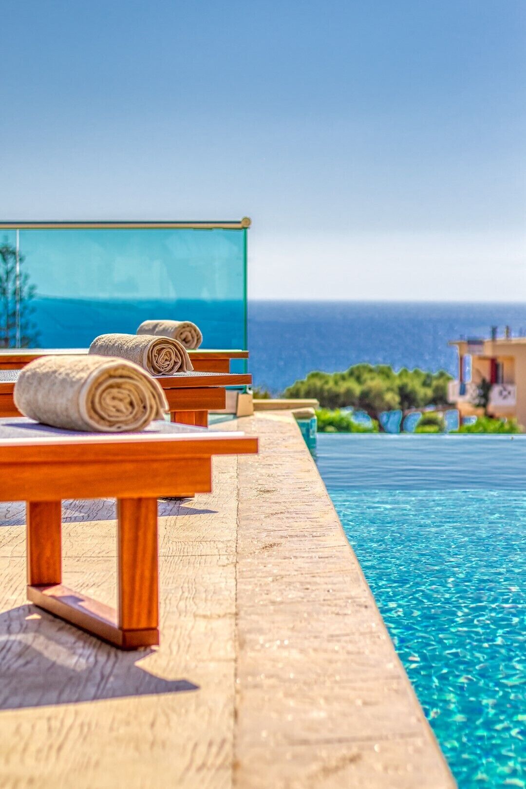 Una piscina al aire libre, una piscina climatizada