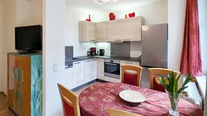 Fridge, stovetop, toaster - "If you want to enjoy life, move to Striesen." (Dresden)
