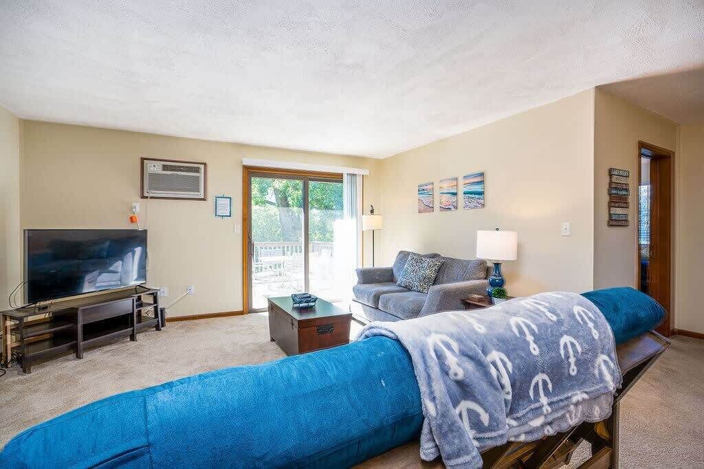 Televisión, chimenea y oficina 