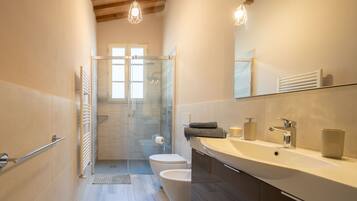Classic-Apartment | Badezimmer | Dusche, kostenlose Toilettenartikel, Haartrockner, Bidet
