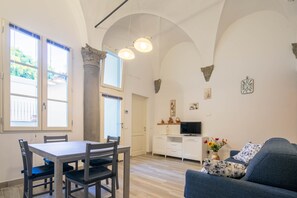 Apartamento clássico | Área de estar | TV de tela plana
