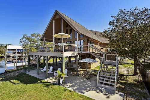 Jourdan River House: Enjoy life on the river!