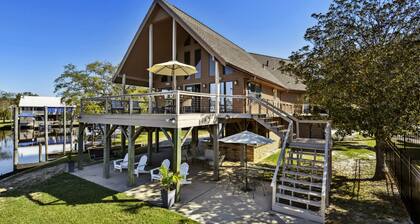 Jourdan River House: Enjoy life on the river!