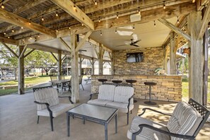Terrace/patio - Jourdan River House: Enjoy life on the river! (Kiln)