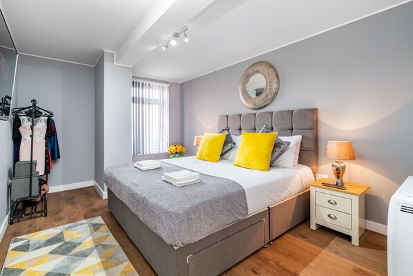 2 chambres, bureau, fer et planche à repasser, accès au Wi-Fi (inclus)