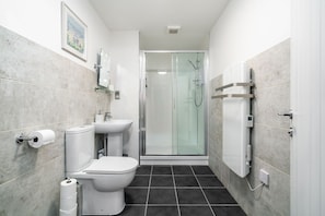 Douche, sĂšche-cheveux, serviettes fournies, savon