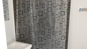 Basic Double Room | Bathroom