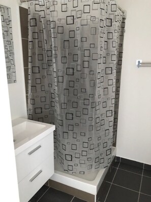 Basic Double Room | Bathroom - Hotel aladin (Bouconvillers)