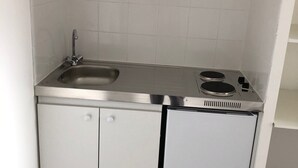Classic Triple Room | Private kitchen - Hotel aladin (Bouconvillers)