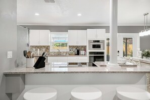 冷蔵庫、電子レンジ、オーブン、コンロ