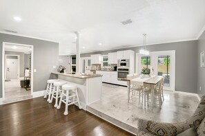 冷蔵庫、電子レンジ、オーブン、コンロ