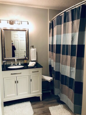 وحدات دش مع أحواض استحمام، مناشف