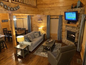 Fernseher, Kamin, DVD-Player