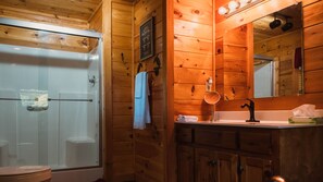 Combined shower/tub, jetted tub, hair dryer, towels