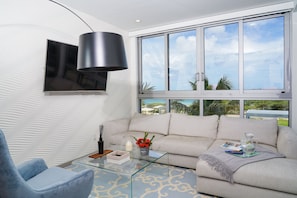 TV - ?Blue Haven? | Oceanfront + Beach View | Pool, Gym (Eagle Beach)