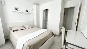 3 slaapkamers, een strijkplank/strijkijzer, reisbedje, gratis wifi