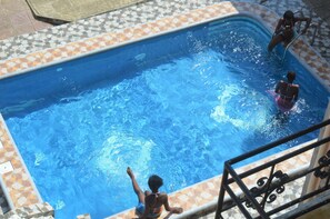 Hồ bơi ngoài trời, ghế dài tắm nắng