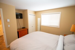 2 bedrooms, iron/ironing board, WiFi, bed sheets - The Glade Escape | Ski-in/out Village Location | Private Hot Tub | Gas Fireplace (Big White)