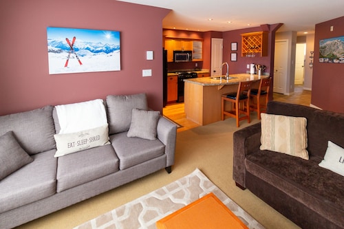 The Glade Escape | Ski-in/out Village Location | Private Hot Tub | Gas Fireplace